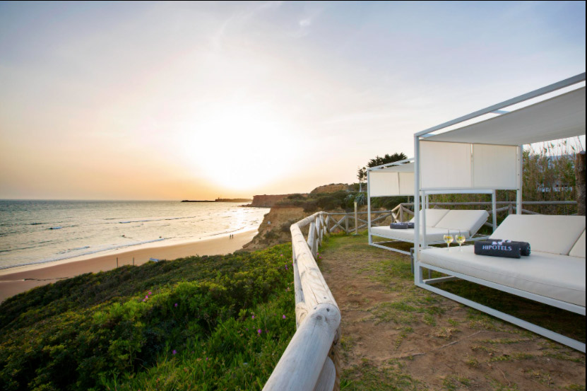 1rk.romantic-outdoor-sunbeds